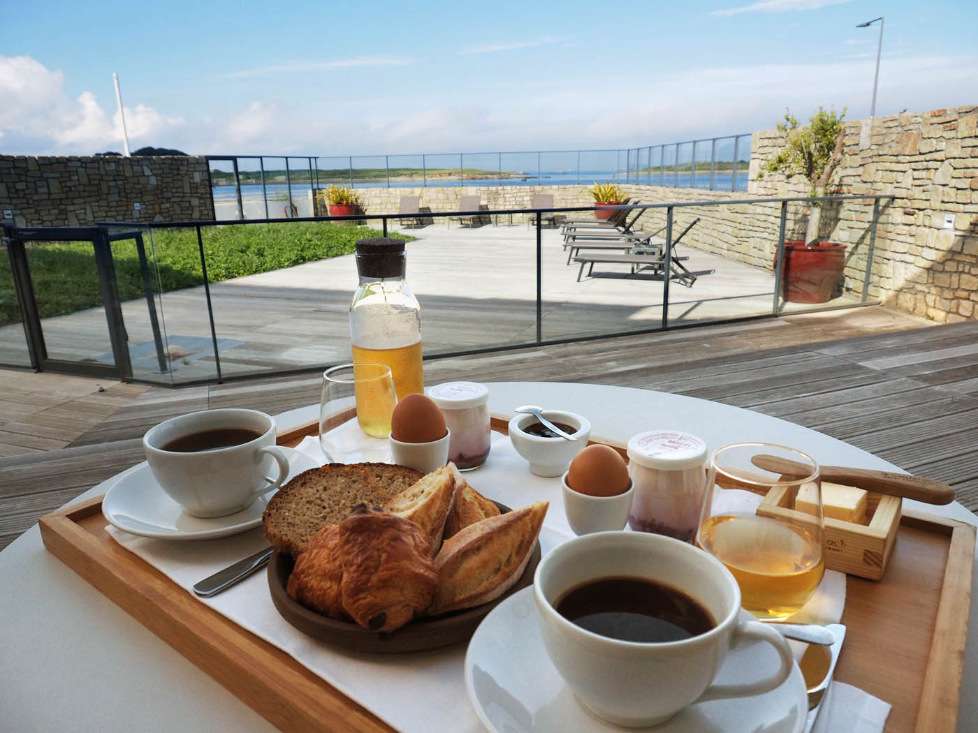 Petit déjeuner en terrasse au Castel Ac'h